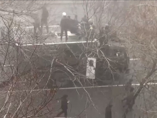 Протестующие разграбили и подожгли здание гостелеканала «Казахстан»