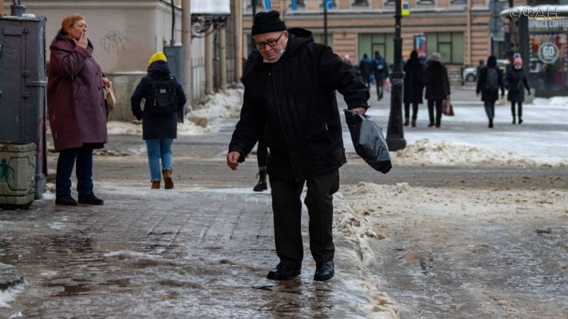 Считанные единицы спецтехники расчищали Петербург от снега в полдень 6 января