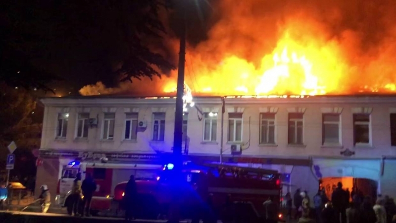 Серьезный пожар вспыхнул в жилом доме в Ялте: появилось видео