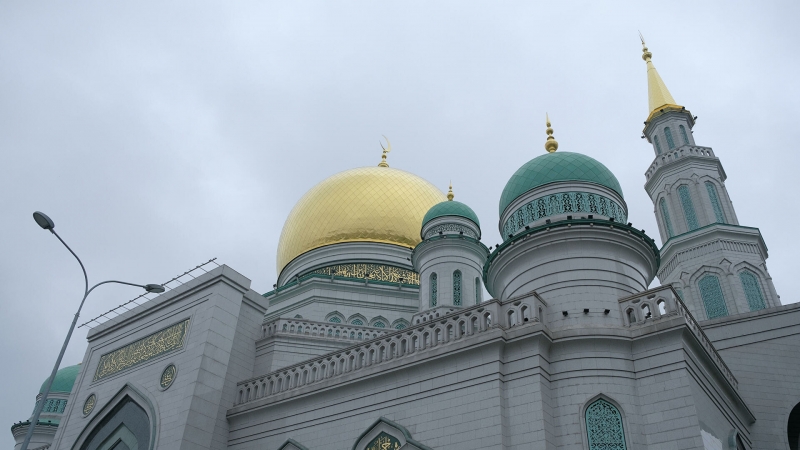 СК возбудил дело из-за откровенных фото у мечети в Москве