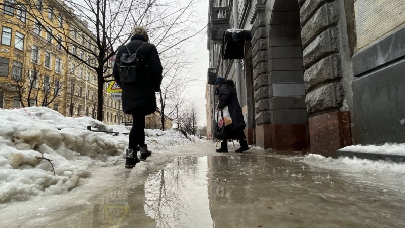 Сотни жителей Петербурга отправились в травмпункты из-за плохой уборки снега