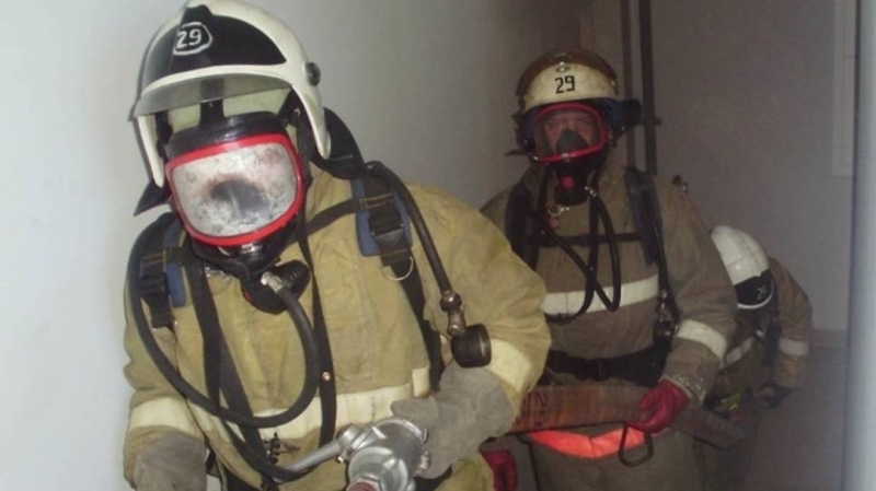 Спасатели подтопили часть квартир при тушении пожара в московской многоэтажке
