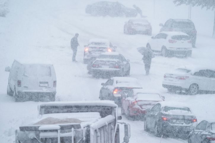 США накрыл мощный снежный шторм, тысячи людей остались без электричества. Фото и видео