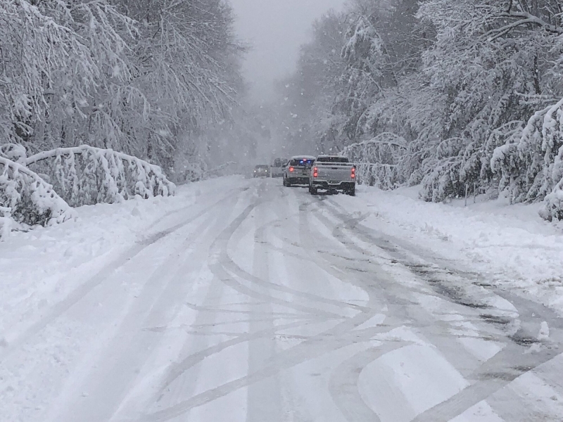 США накрыл мощный снежный шторм, тысячи людей остались без электричества. Фото и видео