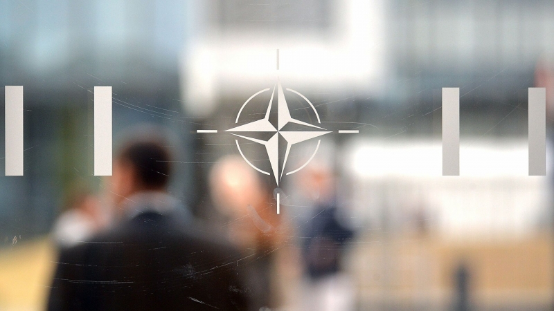 Связи между учениями в России и консультациями с НАТО нет, заявил Песков