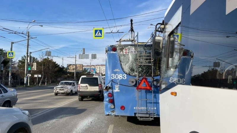 Трое детей пострадали при столкновении автобуса с троллейбусом в Севастополе