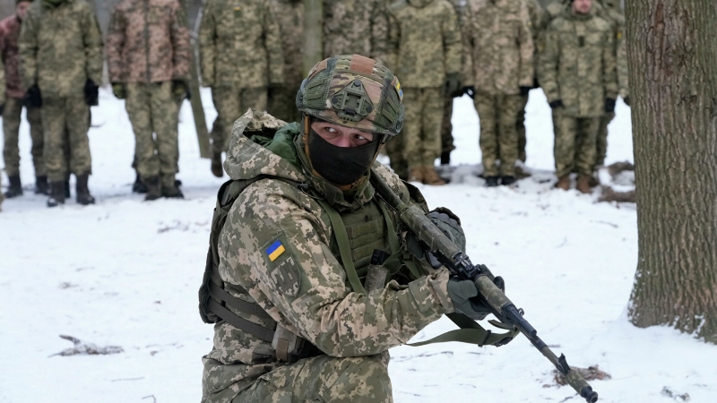 Украина продолжает размещать бронетехнику в жилых районах, заявили в ЛНР