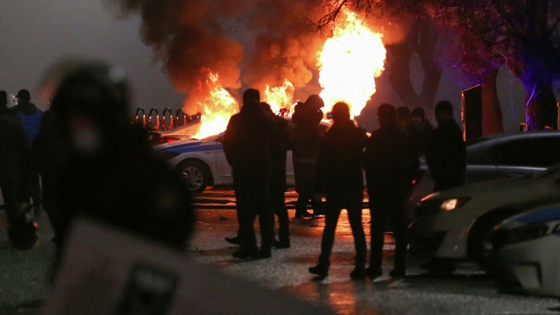 В Алма-Ате протестующие вступили в перестрелку с силовиками