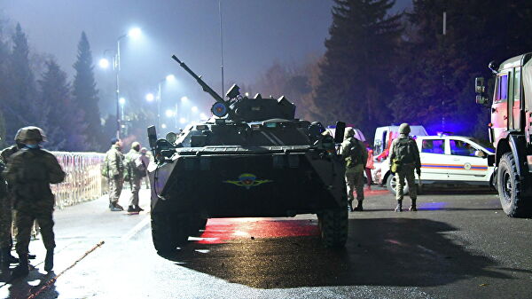 В Алма-Ате слышны выстрелы и взрывы, сообщили СМИ