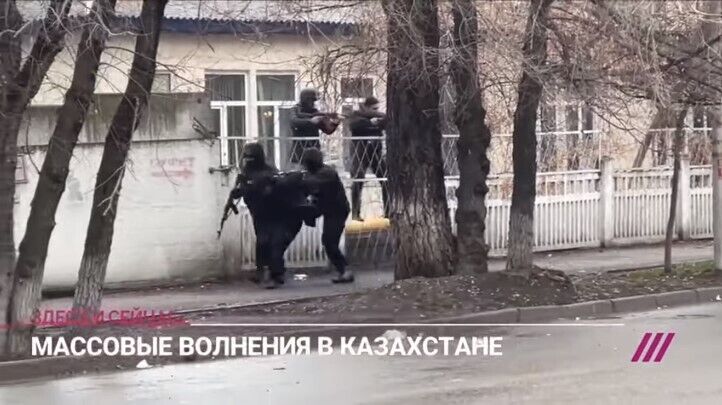 В Алматы морг охраняют ''зеленые человечки'', по родственникам погибших открыли огонь. Видео
