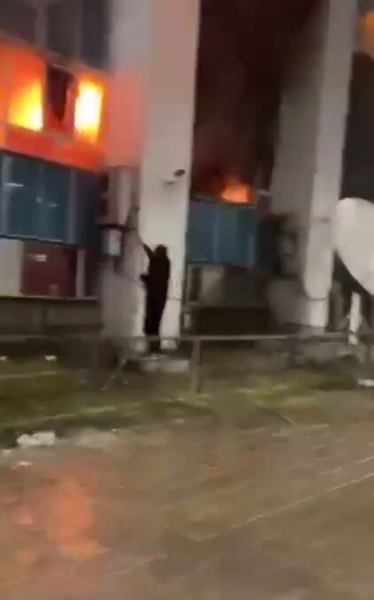 В Алматы подожгли филиал местной телерадиокомпании, пламя охватило здание. Видео