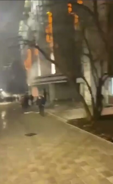 В Алматы подожгли филиал местной телерадиокомпании, пламя охватило здание. Видео