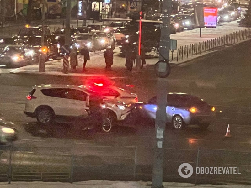 В центре Киева столкнулись Toyota и Mazda: детали ДТП. Фото и видео