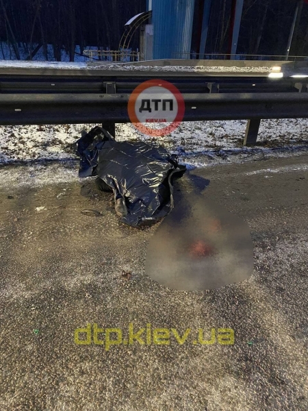 В Киеве грузовик сбил насмерть пешехода-нарушителя. Фото