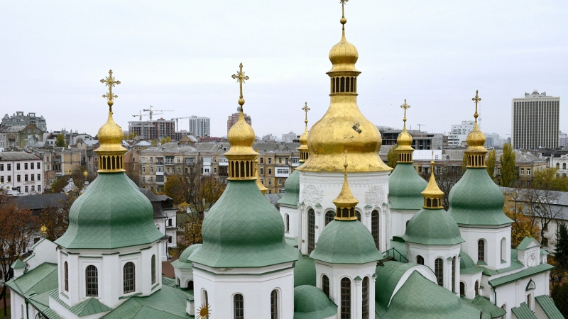 В Киеве крест с одного из куполов Софийского собора сдуло ветром