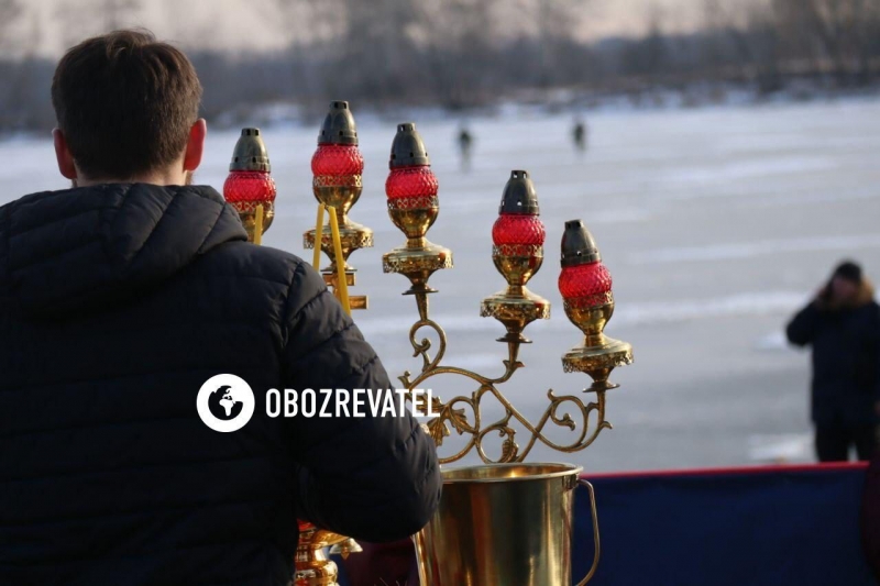 В Киеве начали праздновать Крещение: в местах купания дежурят спасатели и медики. Фото и видео