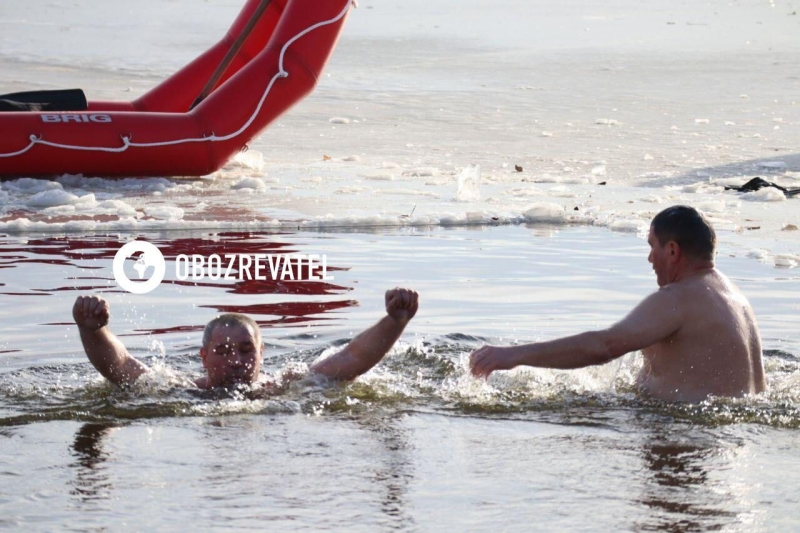 В Киеве начали праздновать Крещение: в местах купания дежурят спасатели и медики. Фото и видео