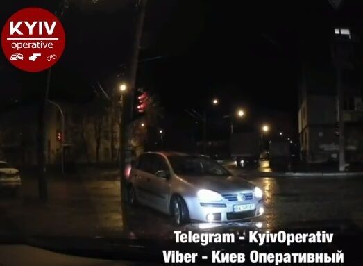 В Киеве водитель нарушил ПДД и поплатился: авто въехало в столб. Видео
