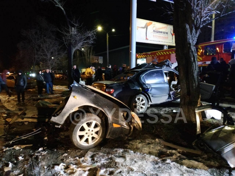В Одессе авто влетело в столб: людей зажало внутри, двое погибли. Фото и видео