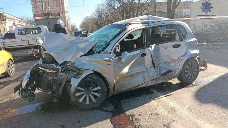 В Одессе автобус с пассажирами после столкновения с четырьмя авто влетел в здание. Фото и видео с места аварии