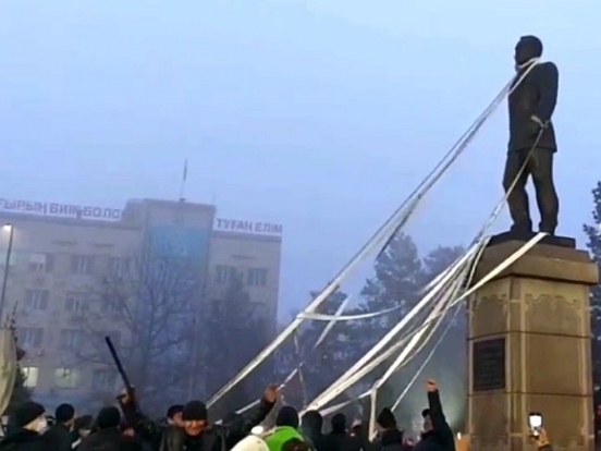 В одном из городов Казахстана протестующие пытаются снести памятник Назарбаеву (видео)