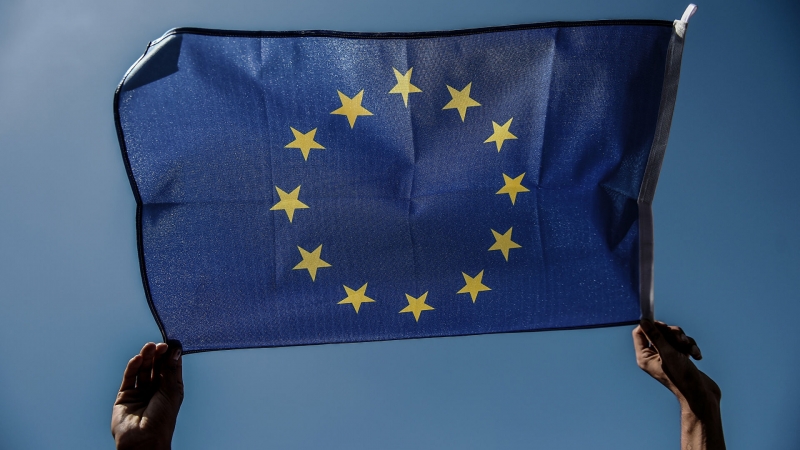 В Париже под Триумфальной аркой повесили флаг Евросоюза