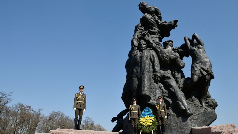В подконтрольном Киеву Лисичанске повредили памятник жертвам Холокоста