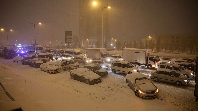 В Стамбуле мощный снегопад парализовал работу аэропорта и вызвал коллапс на дорогах. Фото и видео