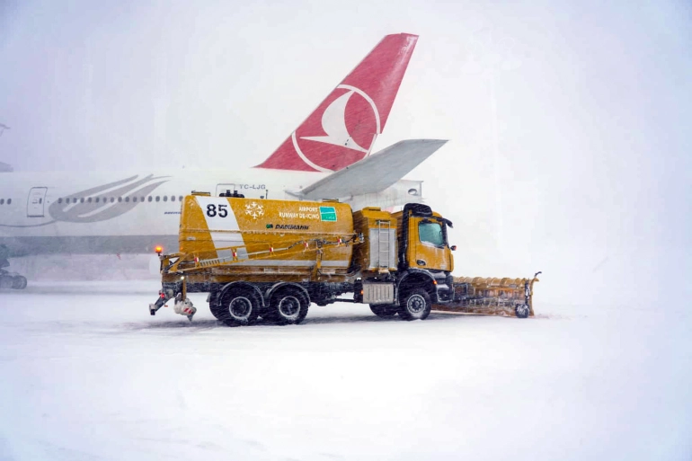 В Стамбуле мощный снегопад парализовал работу аэропорта и вызвал коллапс на дорогах. Фото и видео