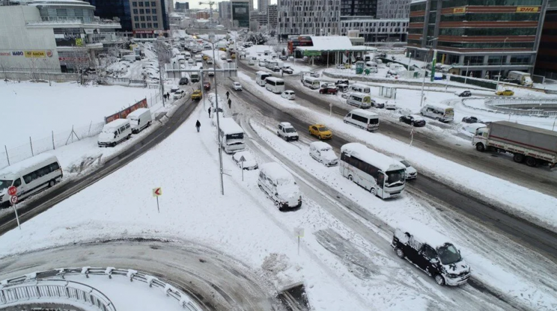 В Стамбуле продолжают бороться с последствиями мощного снегопада: из-за непогоды там застряли украинцы. Фото