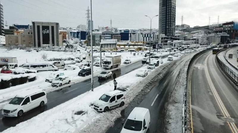 В Стамбуле продолжают бороться с последствиями мощного снегопада: из-за непогоды там застряли украинцы. Фото