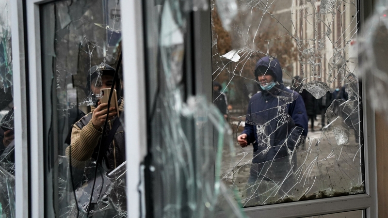 Во время погромов в Казахстане повреждены более 80 крупных магазинов