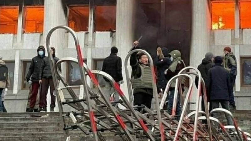 Вооруженные боевики захватили здание телеканала «Мир» в Алма-Ате