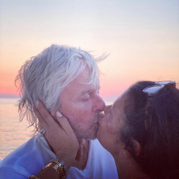 51-летняя Зета-Джонс показала чувственный поцелуй с 76-летним Дугласом: фото