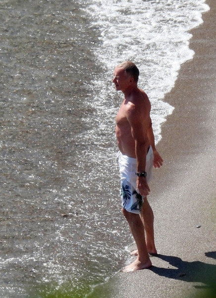 68-летний Стинг показал подтянутый торс на пляже