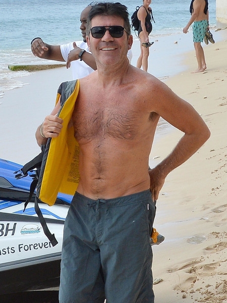 68-летний Стинг показал подтянутый торс на пляже