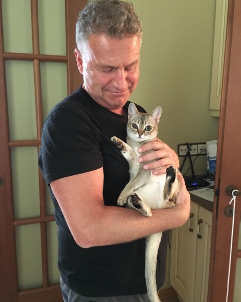 «Аристократка с рождения»: Басков рассказал о капризах своей кошки Шанель