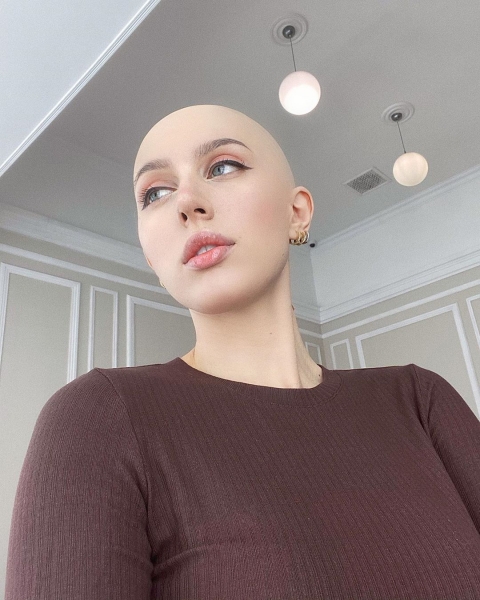 Блогер Катя Клэп опубликовала фото с лысой головой