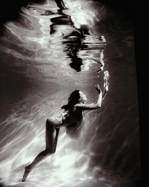 Даша Астафьева поделилась впечатляющими кадрами со съемки под водой