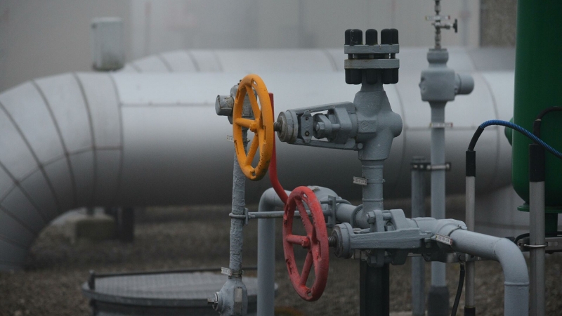 Фьючерсы на газ в Европе торгуются ниже 800 долларов за тысячу кубометров
