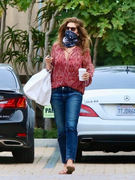 Голубые джинсы и кремовый свитер: Синди Кроуфорд идеально утеплилась