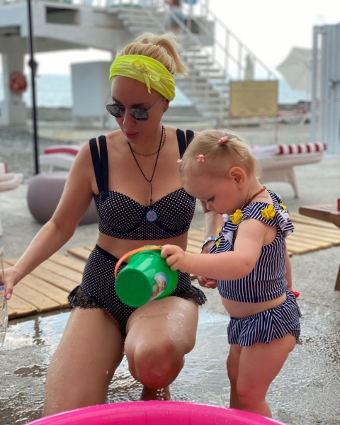 Лера Кудрявцева показала пляжные фото с маленькой дочкой