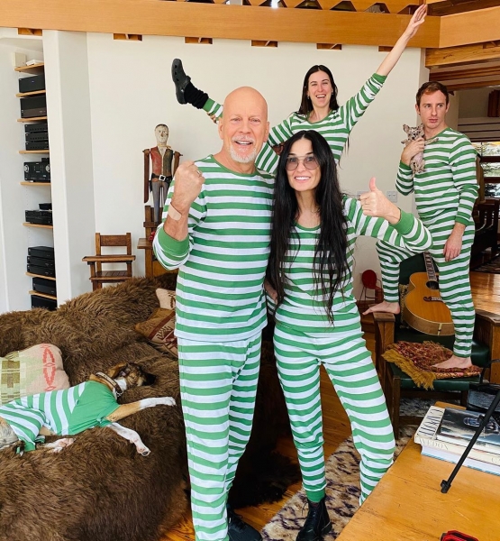 Найди отличия: «пижамное» фото Брюса Уиллиса со второй женой и с Деми Мур