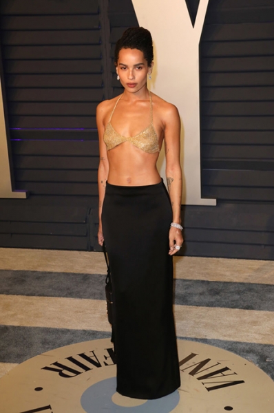 Plus-size модель Эшли Грэм оголила живот в прозрачной блузке