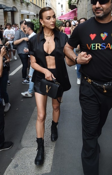 Plus-size модель Эшли Грэм оголила живот в прозрачной блузке