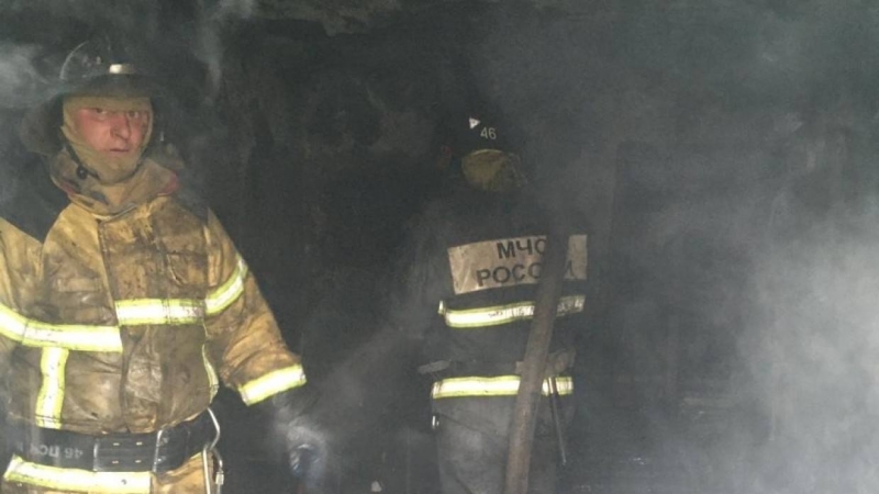 Пожарные спасли пожилую женщину из горящей квартиры во Владивостоке