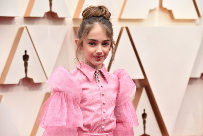 Самая младшая участница Оскара-2020 пронесла на красную дорожку неожиданный предмет