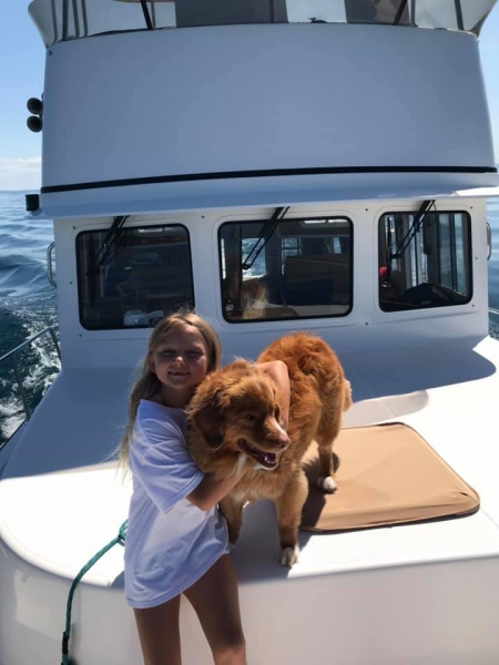 Семья спасла собаку, которая плавала в 6 км от берега
