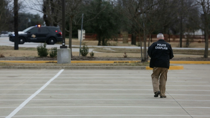 В Техасе вооруженный мужчина захватил заложников в синагоге