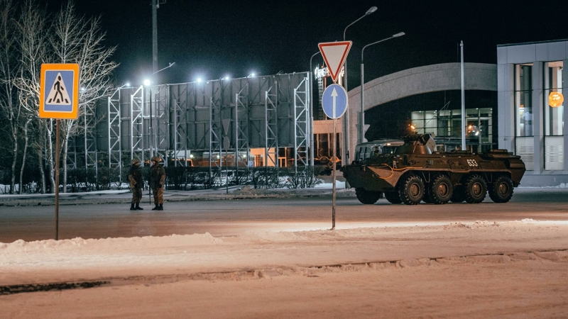 Военные на центральной площади Алма-Аты предупредили о скорой зачистке